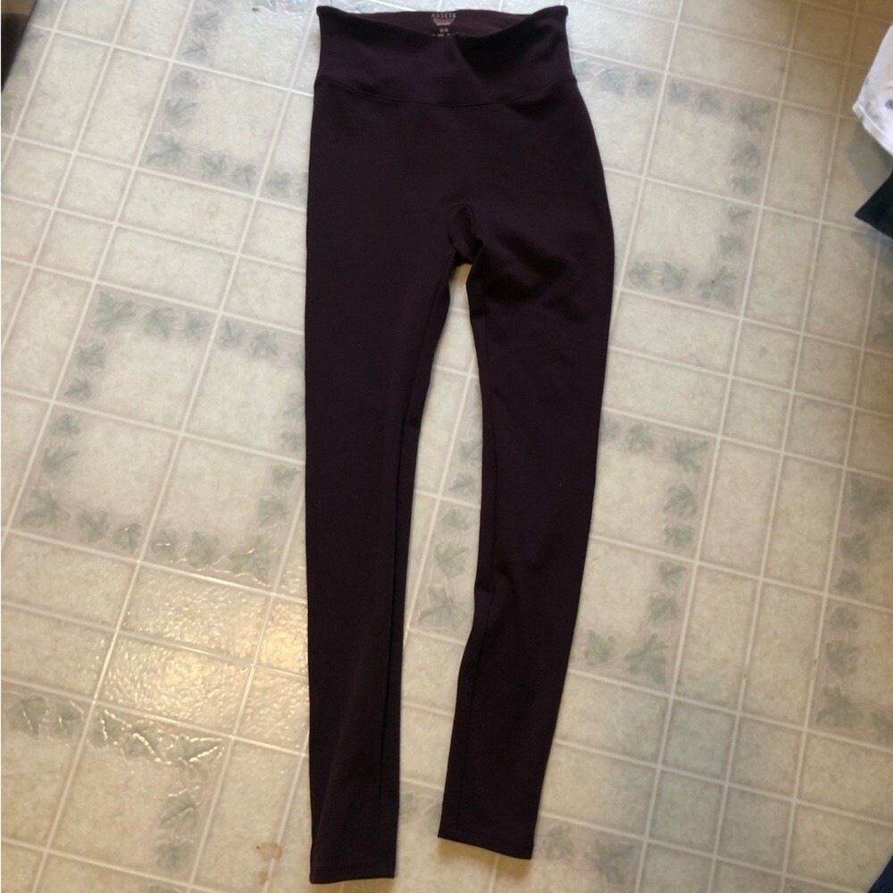 Assets‎ Red Hot by Spanx Dark maroon Leggings size medium